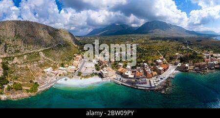 Breites Panorama von Gerolimenas Dorf, Mani Region, Lakonia, Peloponnes, Griechenland. Stockfoto