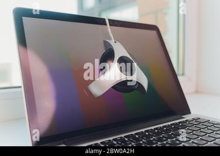 Photographer Monitor mit Display-Kalibrierung im Büro, Werkzeuge zur Farbkalibrierung Stockfoto