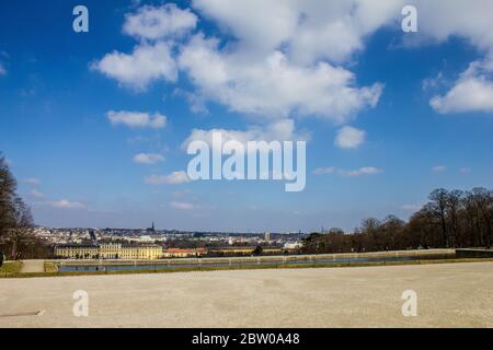 Wien, Österreich - 8. März 2017: Blick auf Schloss Schönbrunn und Wien vom Gloriette Monument Stockfoto