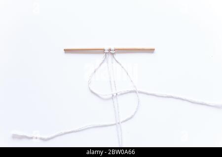 Macrame Weberei. Schritt-für-Schritt-Anleitung für den quadratischen Knoten. Schritt 4 Do it yourself. DIY beliebte Handarbeiten, Hobby zu Hause Stockfoto