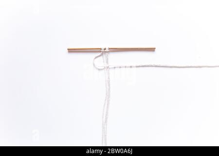 Macrame Weberei. Schritt-für-Schritt-Anleitung für den quadratischen Knoten. Schritt 2 Do it yourself. DIY beliebte Handarbeiten, Hobby zu Hause Stockfoto