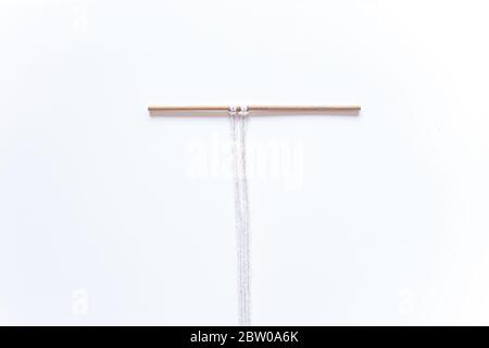 Macrame Weberei. Schritt-für-Schritt-Anleitung für den quadratischen Knoten. Schritt 1 Do it yourself. DIY beliebte Handarbeiten, Hobby zu Hause Stockfoto