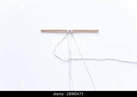 Macrame Weberei. Schritt-für-Schritt-Anleitung für den quadratischen Knoten. Schritt 3 Do it yourself. DIY beliebte Handarbeiten, Hobby zu Hause Stockfoto