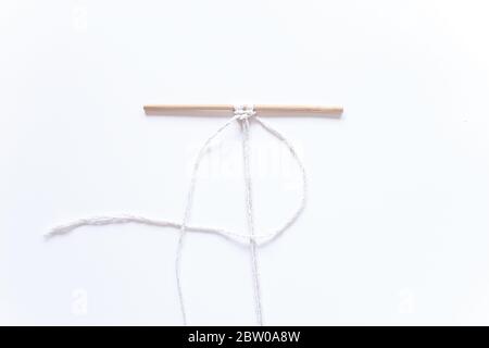 Macrame Weberei. Schritt-für-Schritt-Anleitung für den quadratischen Knoten. Schritt 7 Do it yourself. DIY beliebte Handarbeiten, Hobby zu Hause Stockfoto