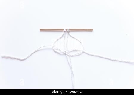 Macrame Weberei. Schritt-für-Schritt-Anleitung für den quadratischen Knoten. Schritt 5 Do it yourself. DIY beliebte Handarbeiten, Hobby zu Hause Stockfoto