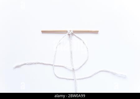 Macrame Weberei. Schritt-für-Schritt-Anleitung für den quadratischen Knoten. Schritt 8 Do it yourself. DIY beliebte Handarbeiten, Hobby zu Hause Stockfoto