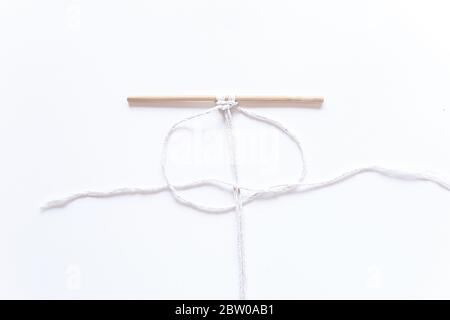 Macrame Weberei. Schritt-für-Schritt-Anleitung für den quadratischen Knoten. Schritt 9 Do it yourself. DIY beliebte Handarbeiten, Hobby zu Hause Stockfoto