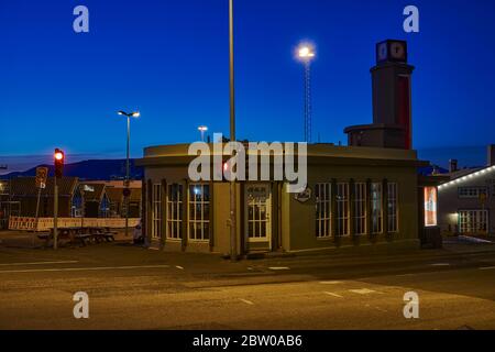 Blick auf die Straße im Zentrum von Reykjavík während der frühen Sommernacht Stockfoto