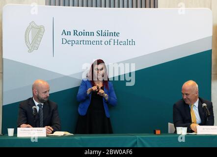 Dr. Tony Holohan, Chief Medical Officer, Department of Health (rechts) und Professor Philip Nolan, Vorsitzender der NPHET Irish Epidemiological Modeling Advisory Group, sprechen während eines COVID-19 Update Briefings am Department of Health in Dublin. Stockfoto