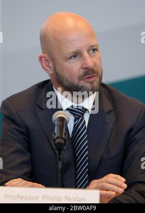 Professor Philip Nolan, Vorsitzender der NPHET Irish Epidemiological Modeling Advisory Group, spricht während eines COVID-19 Update Briefing am Department of Health in Dublin. Stockfoto