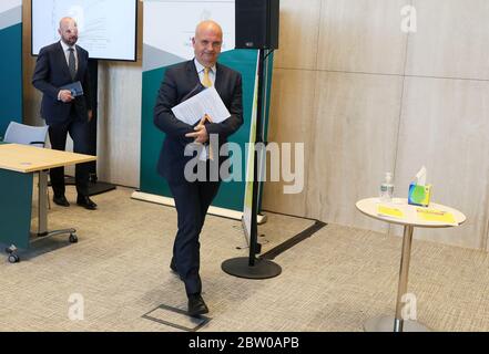 Dr. Tony Holohan, Chief Medical Officer, Department of Health (rechts) und Professor Philip Nolan, Vorsitzender der NPHET Irish Epidemiological Modeling Advisory Group, sprechen im Anschluss an ein COVID-19 Update Briefing am Department of Health in Dublin. Stockfoto