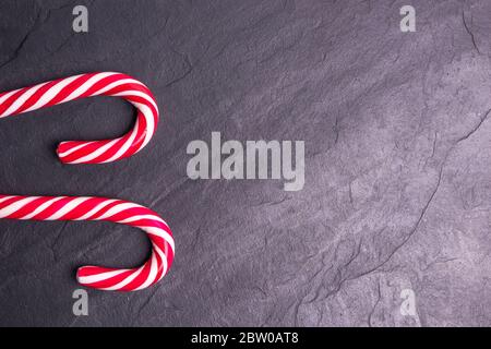 Weihnachtsstein Hintergrund mit Süßigkeiten verziert Stockfoto