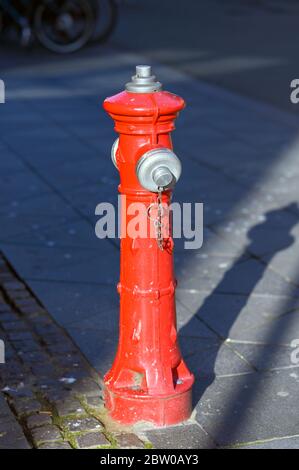 Hydrant auf einem Fußweg in Dänemark Stockfoto