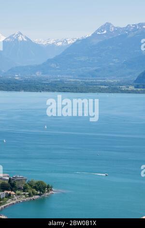 Alps Mountains und Vevey Stadt in der Nähe des Genfer Sees Stockfoto