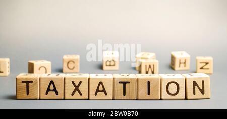 Holzblöcke mit dem Wort Steuern. Geschäfts- und Finanzkonzept. Steuern und Steuern. Die Steuerlast Stockfoto