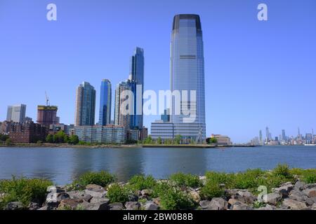 Der Blick auf Jersey City mit 30 Hudson Street aka Goldman Sachs Tower und Wohngebäude.Jersey City.New Jersey.USA Stockfoto