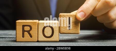 Geschäftsmann setzt Holzblöcke mit dem Wort ROI. Return on Investment-Konzept. Rentabilität und Verlust von Investitionen. ROMI ( Return on Marketi Stockfoto