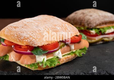 Zwei verschiedene Sandwiches. Zwei verschiedene Rollen und Füllung. Oben. Stockfoto