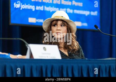 Brooklyn, Vereinigte Staaten Von Amerika . Mai 2020. Schauspielerin Rosie Perez nimmt am 28. Mai 2020 an einer Pressekonferenz mit dem Gouverneur des Bundesstaates New York, Andrew Cuomo, Teil, um die COVID-19-Krise in Brooklyn, New York, zu besprechen. (Foto Gabriele Holtermann/Sipa USA) Quelle: SIPA USA/Alamy Live News Stockfoto