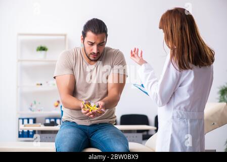 Männlicher Diabetiker, der einen jungen Arzt besucht Stockfoto