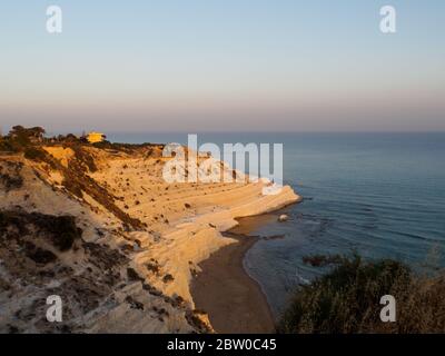 Ein Blick auf die einzigartige und meist weiße scala dei turchi in sizilien Stockfoto