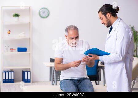 Patient leidet an Diabetes Hausarzt Stockfoto