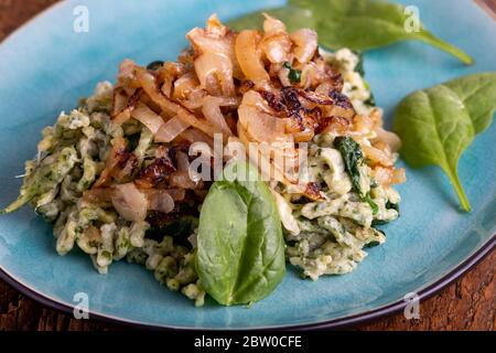 bayrischer Spinat spätzle auf Holz Stockfoto