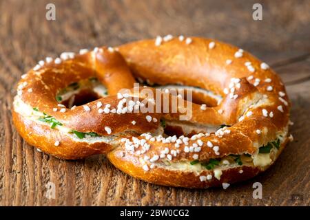 Bayerische Brezel mit Butter auf Holz Stockfoto