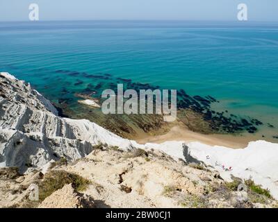 Mit Blick auf die weißen Klippen und das kristallklare Wasser des Meeres an der scala dei turchi Stockfoto