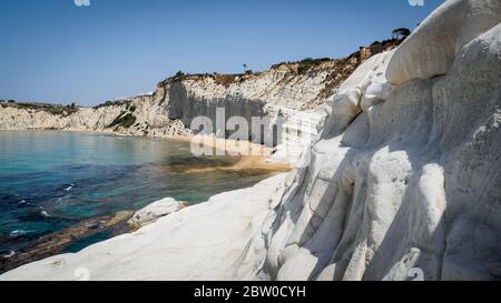 Die herrlichen weißen Marmorklippen der scala dei turchi in sizilien und ein kleiner Strand Stockfoto