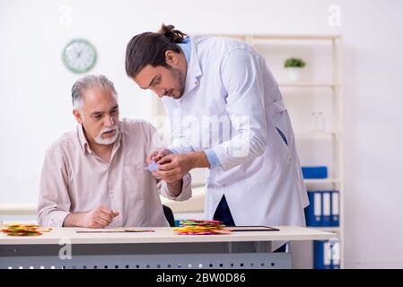 Arzt und Patient, die an der Alzheimer-Krankheit leiden Stockfoto