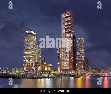 ROTTERDAM-14. FEBRUAR 2018. Blick in die Dämmerung auf Kop van Zuid, erbaut auf alten verlassenen Hafengebieten. In diesem neuen Bereich befindet sich eine bahnbrechende Architektur. Stockfoto