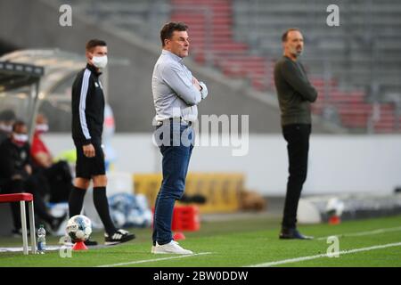 28. Mai 2020, Baden-Württemberg, Stuttgart: Fußball: 2. Bundesliga, VfB Stuttgart - Hamburger SV, 28. Spieltag in der Mercedes-Benz Arena. Dieter Hecking (M), Trainer von Hamburg und Pellegrino Matarazzo, Trainer von Stuttgart, werden das Spiel verfolgen. Foto: Matthias Hangst/Getty Images Europe/Pool/dpa - WICHTIGER HINWEIS: Gemäß den Bestimmungen der DFL Deutsche Fußball Liga und des DFB Deutscher Fußball-Bund ist es untersagt, im Stadion und/oder aus dem Spiel fotografierte Aufnahmen in Form von Sequenzbildern und/oder videoähnlichen Fotoserien zu verwerten oder auszunutzen. Stockfoto