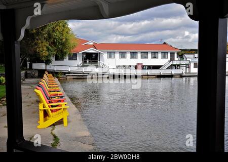 Glan Orchard, Ontario / Kanada - 10/05/2008: Bunte Muskoka Stühle am Seeufer des Touristenortes Stockfoto