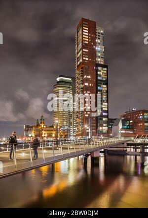 Nachtsicht auf Kop van Zuid, erbaut auf alten verlassenen Hafengebieten. Dieses relativ neue Gebiet am Südufer des Flusses Maas. Stockfoto