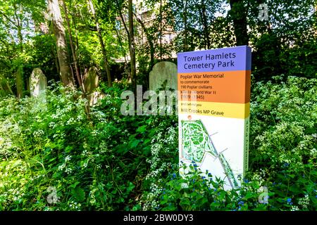 Schild am Tower Hamlets Cemetery Park, einem der herrlichen Sieben viktorianischen Grabstätten, Tower Hamlets, London, Großbritannien Stockfoto