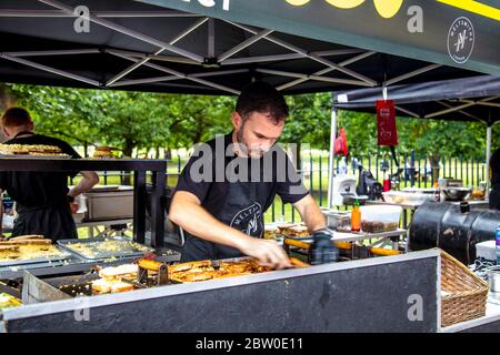 Küchenchef bereitet am Meltsmiths-Stand im Victoria Park Market, London, UK, gegrillte Käsesandwiches zu Stockfoto