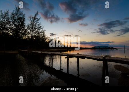 Sommer Sonnenuntergang Seascape auf der tropischen Phu Quoc Insel, Hon Mot Insel in Vietnam. Romantische Aussicht, Bai Thom Gegend. Stockfoto