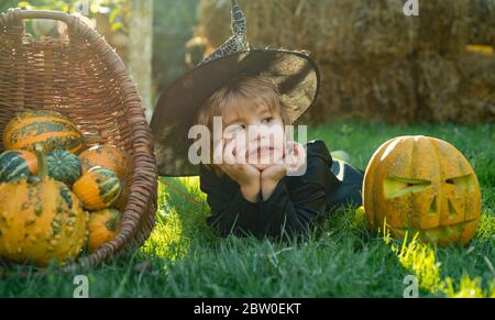 Portrait von Halloween Kind Junge auf Natur Hintergrund. Kleines Kind Spaß an der frischen Luft. Kinderbetreuung Stockfoto