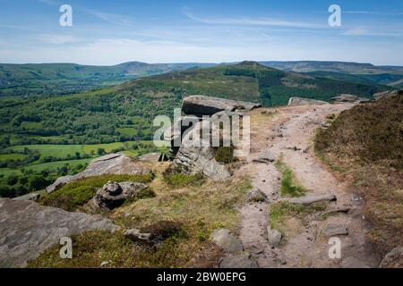 Blick vom Bamford Edge in Richtung Ladybower Reservoir, Peak District, Großbritannien Stockfoto