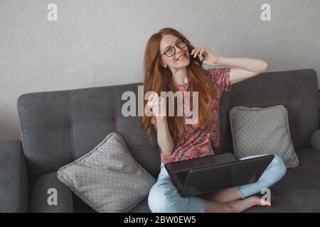 Glücklich erfolgreiche Frau fühlen glücklich erleichtert, schreien yeah winken Hände nach oben Faust Pumpe Geste Aufruf, beenden Sie die Arbeit, Smartphone-Laptop halten, bekam Stockfoto