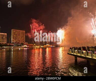 dh Chinesisches Neujahrsfeuerwerk MARINA BAY SINGAPUR Menschen beobachten Feuerwerksaufzeigewerk Stockfoto