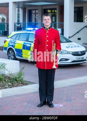 Brentwood Essex 28. Mai 2020 Clap für NHS Clap für Keyworkers, Brentwood Town Hall mit Essex Polizei, stellvertretender Bürgermeister, ratsvorsitzender und NHS-Arbeiter Eddie Griffin 14 von Brentwood Imperial Youth Band Credit: Ian Davidson/Alamy Live News Stockfoto