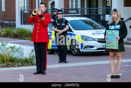 Brentwood Essex 28. Mai 2020 Clap für NHS Clap für Schlüsselarbeiter, Brentwood Town Hall mit Essex Polizei, stellvertretender Bürgermeister, ratsvorsitzender und NHS-Arbeiter Recht Cllr Olivia Sanders Brentwood Stellvertretender Bürgermeister und NHS-Radiograf, Kredit: Ian Davidson / Alamy Live News Stockfoto