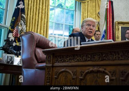 Washington, Usa. Mai 2020. Präsident Donald Trump macht Bemerkungen, als er am Donnerstag, den 28. Mai 2020, im Oval Office des Weißen Hauses in Washington, DC, eine Unterweisung über die Hurrikan-Saison 2020 erhält. Pool Foto von Doug Mills/UPI Credit: UPI/Alamy Live News Stockfoto