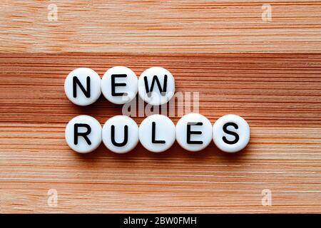 Neuer Regeltest auf einem braunen Holztisch Stockfoto