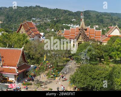 dh Wat chalong Buddhistischer Tempel PHUKET THAILAND Thai Buddhismus Wat Chaiyathararam Tempel Gelände mit Touristen Stockfoto