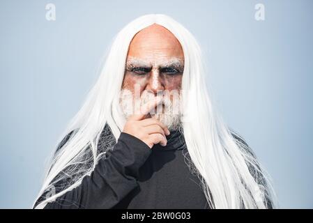 Teufel Mann mit blauen Augen. Halloween. Teufel in bösen Hexenhut. Blutige Haut für Halloween. Halloween-Mann Stockfoto