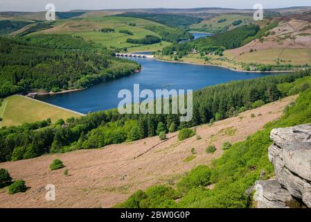 Blick vom Bamford Edge in Richtung Ladybower Reservoir, Peak District, Großbritannien Stockfoto