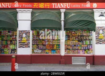 Tianfu Lucky Foods Store in Londons Chinatown verkauft viele orientalische Speisen, die im Fenster ausgestellt sind. London Stockfoto